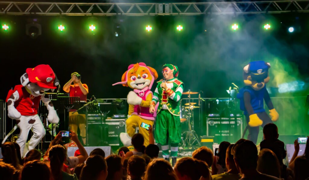 Chegada do Papai Noel e Aniversário da Cidade de Marcelino Ramos/SC: Um Show Inesquecível de Personagens e Magia!