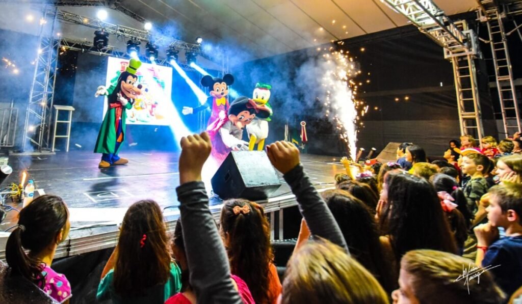Abertura do Natal em Jaborá/SC: Um Espetáculo Mágico com Shows Infantis e Personagens Natalinos!