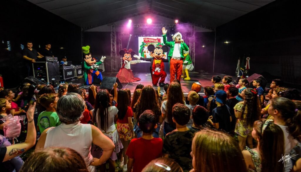 Abertura do Natal em Jaborá/SC: Um Espetáculo Mágico com Shows Infantis e Personagens Natalinos!