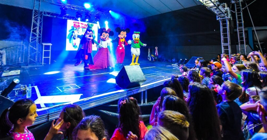 Abertura do Natal em Jaborá/SC: Um Espetáculo Mágico com Shows Infantis e Personagens Natalinos!
