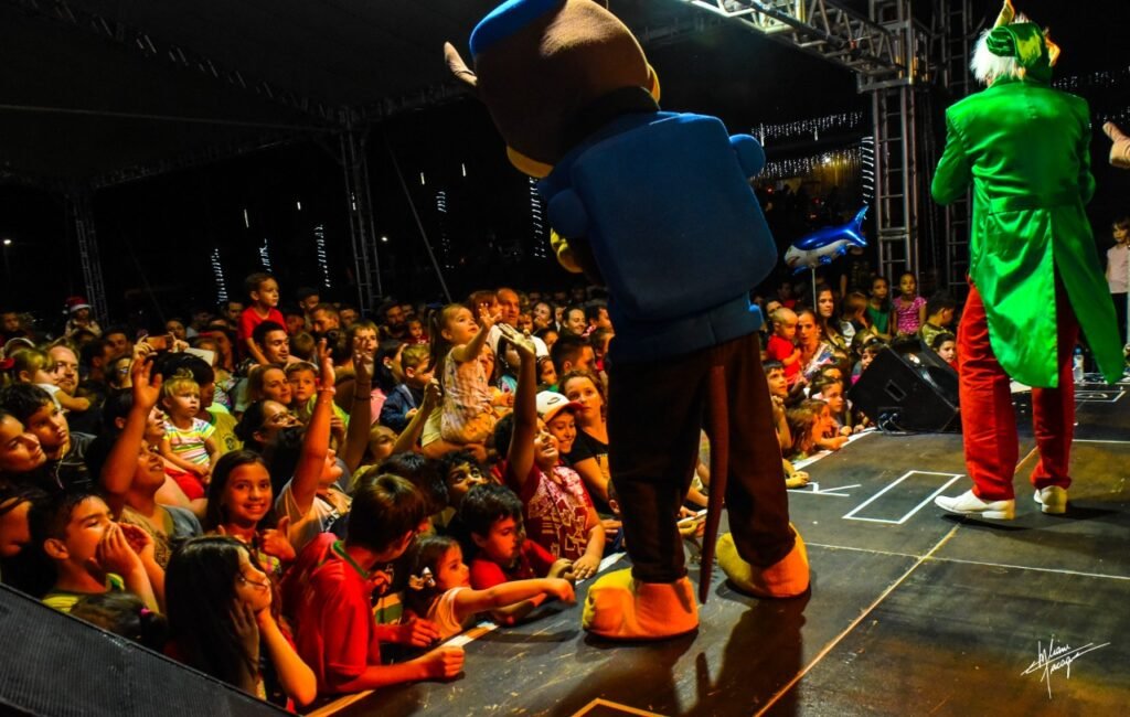 Abertura do Natal em Jaborá/SC: Um Espetáculo Mágico com Shows Infantis e Personagens Natalinos!