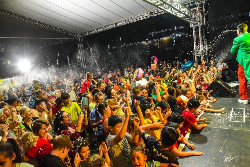 Abertura do Natal em Jaborá/SC: Um Espetáculo Mágico com Shows Infantis e Personagens Natalinos!