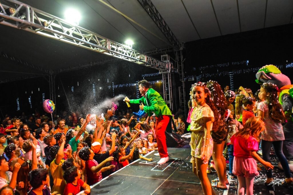 Abertura do Natal em Jaborá/SC: Um Espetáculo Mágico com Shows Infantis e Personagens Natalinos!