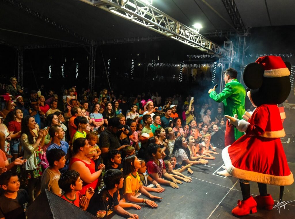 Abertura do Natal em Jaborá/SC: Um Espetáculo Mágico com Shows Infantis e Personagens Natalinos!